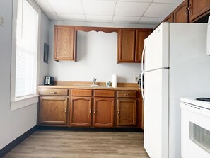 Fridge, microwave, oven, stovetop - Princeton Suite 7 - QUEEN 1BD/1BA Apt (Princeton)