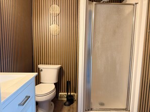 Doccia, asciugacapelli, asciugamani, sapone