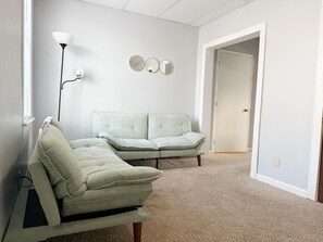 Smart TV - Princeton Suite 7 - QUEEN 1BD/1BA Apt (Princeton)
