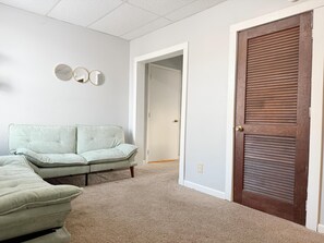 Interior - Princeton Suite 7 - QUEEN 1BD/1BA Apt (Princeton)