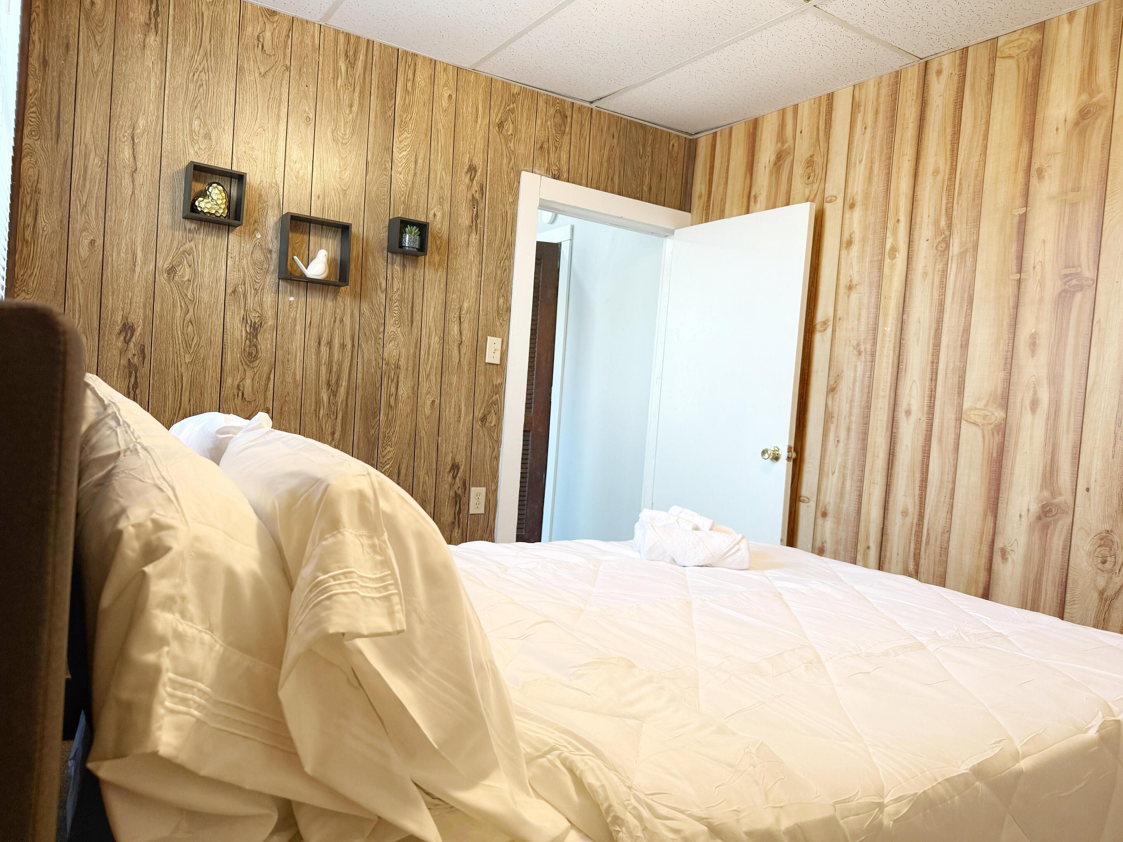 Tabla de planchar con plancha, wifi gratis y ropa de cama 