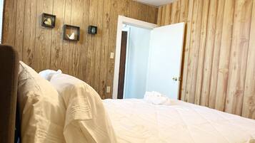 Iron/ironing board, free WiFi, bed sheets