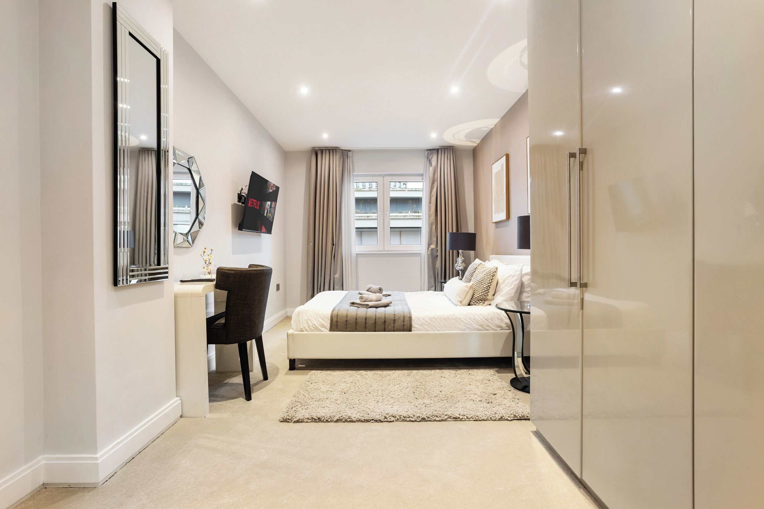 Een strijkplank/strijkijzer, wifi, beddengoed