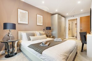 Iron/ironing board, WiFi, bed sheets - Modern Apartment in a Prime Location! (London)