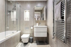 Shower, hair dryer, towels, soap - Modern Apartment in a Prime Location! (London)