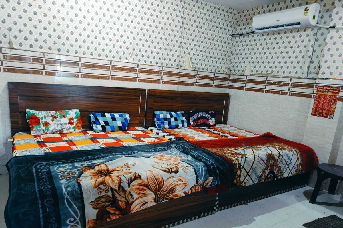 Une chambre à coucher avec un grand lit, deux oreillers, une couette et une tête de lit en bois.