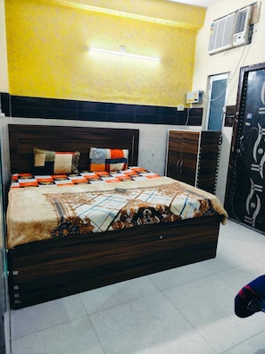 Deluxe Double Room | Free WiFi - Gayatri palace Vrindavan (Vrindavan)