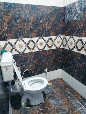 Shower, towels, soap, shampoo - Gayatri palace Vrindavan (Vrindavan)