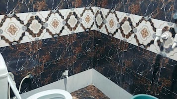 Douche, serviettes fournies, savon, shampoing