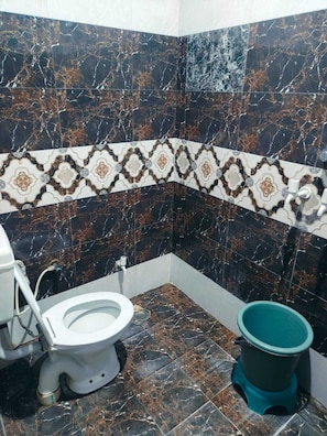 Shower, towels, soap, shampoo - Gayatri palace Vrindavan (Vrindavan)