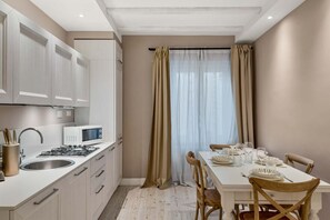 Fridge, microwave - Suite del Golfo – Charme and Relax in La SpeziaWelcome to Suite del Golfo, a refined holiday home located in the Via Lunigiana area of ​​La Spezia, in a strategic position: outside the historic center, but only a 20-minute walk from it. Ideal for t (La Spezia)