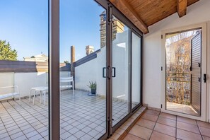 Unclassified image, 5 of 68, button