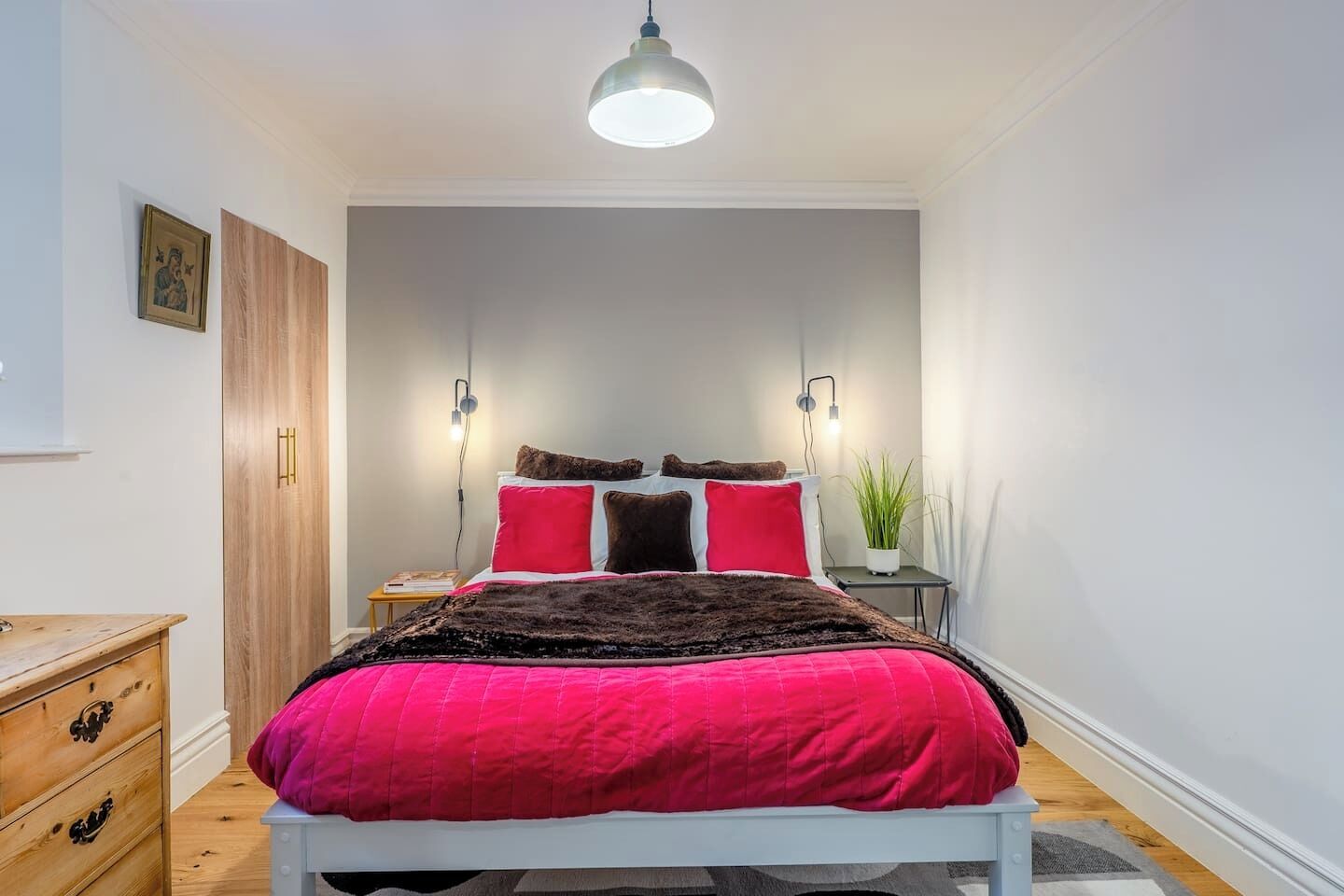 Desk, iron/ironing board, WiFi, bed sheets