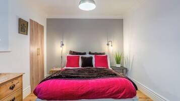 Desk, iron/ironing board, WiFi, bed sheets