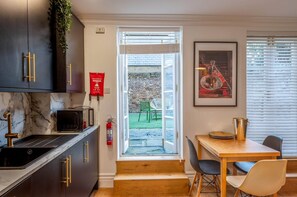 Private kitchen - Harper | 3BR Apartment (London)