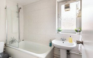 Een haardroger, handdoeken, zeep, shampoo
