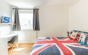 4 slaapkamers, een bureau, een strijkplank/strijkijzer, gratis wifi
