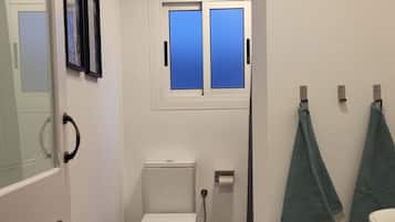 Douche, sĂšche-cheveux, bidet, serviettes fournies