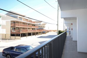 Property grounds - Oceanblock Condo. A few steps from the beach (Ocean City)