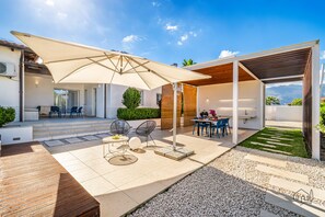 Outdoor dining - Villa Ametista: Private Pool Holiday Home (Alcamo)