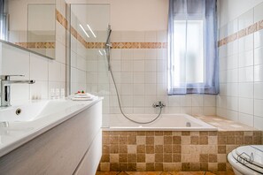 Shower, free toiletries, hair dryer, bidet - Villa Ametista: Private Pool Holiday Home (Alcamo)