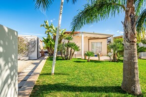 Property grounds - Villa Ametista: Private Pool Holiday Home (Alcamo)