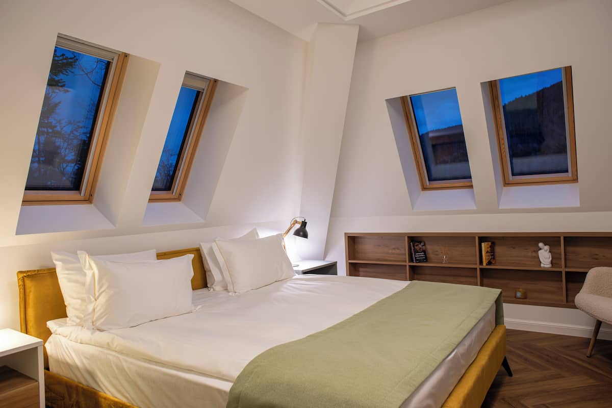 Superior Apartment, Mountain View | Desk, laptop workspace, free WiFi