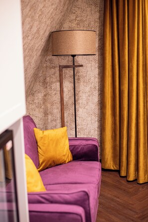 Desk, laptop workspace, free WiFi - Ruelle Château Boutique (Sinaia)