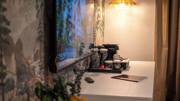 Skrivebord, skrivebord for bærbar PC og wi-fi (inkludert)