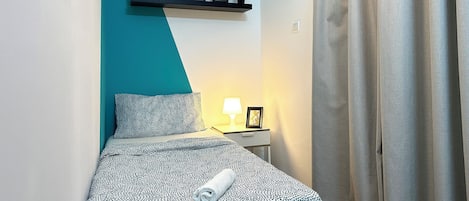 Economy-Einzelzimmer, Balkon, Stadtblick | Bügeleisen/Bügelbrett, kostenloses WLAN
