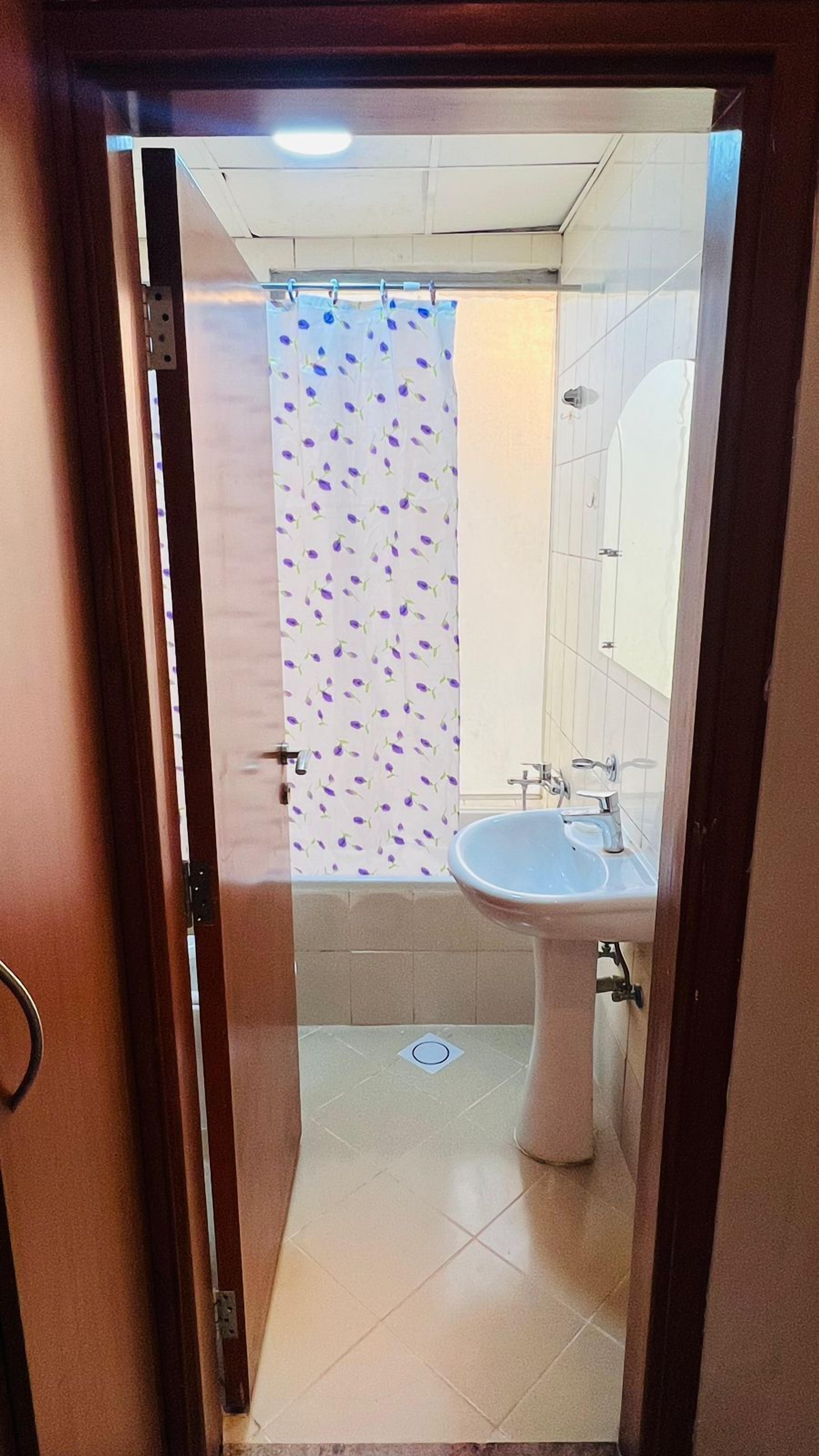 Economy-Einzelzimmer, Balkon, Stadtblick | Badezimmer | Duschwanne, Handtücher, Toilettenpapier