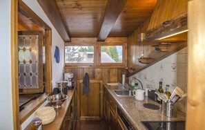 Jääkaappi, uuni, astianpesukone, keittoastiat/astiat/ruokailuvälineet