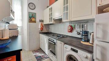 Réfrigérateur, micro-ondes, lave-vaisselle, grille-pain