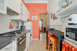 Kühlschrank, Mikrowelle, Geschirrspüler, Toaster