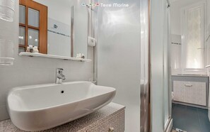 Shower, bidet, shampoo, toilet paper - Welcome to Le Libellule, a charming holiday home located just a few minutes from the centre of La Spezia, perfect for families, couples or groups of friends who want to explore the wonders of the Cinque Terre and the Golfo dei Poeti.The house can comfort (LA SPEZIA)