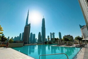 Una piscina con el horizonte de una ciudad al fondo.