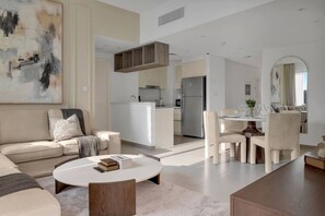 Una sala de estar moderna con sofá, mesa de centro y comedor.