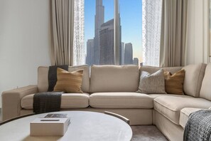 Smart TV, books - Luxurious 2 bedroom apartment with Burj Khalifa views, connected to Dubai Mall (Dubai)