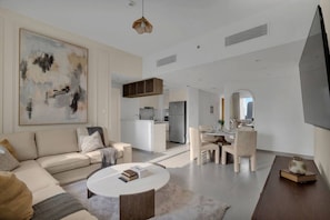 Una sala de estar moderna con un sofá, una mesa de centro y un comedor.