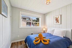 2 bedrooms, iron/ironing board, free WiFi, bed sheets - Odyssey - Pet Friendly with Hot Tub! (Tolovana Park)
