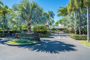 Property grounds - Private & luxurious 2 bedroom Mauna Lani townhome (Kamuela)