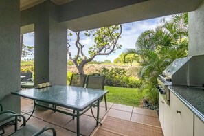 Outdoor dining - Private & luxurious 2 bedroom Mauna Lani townhome (Kamuela)