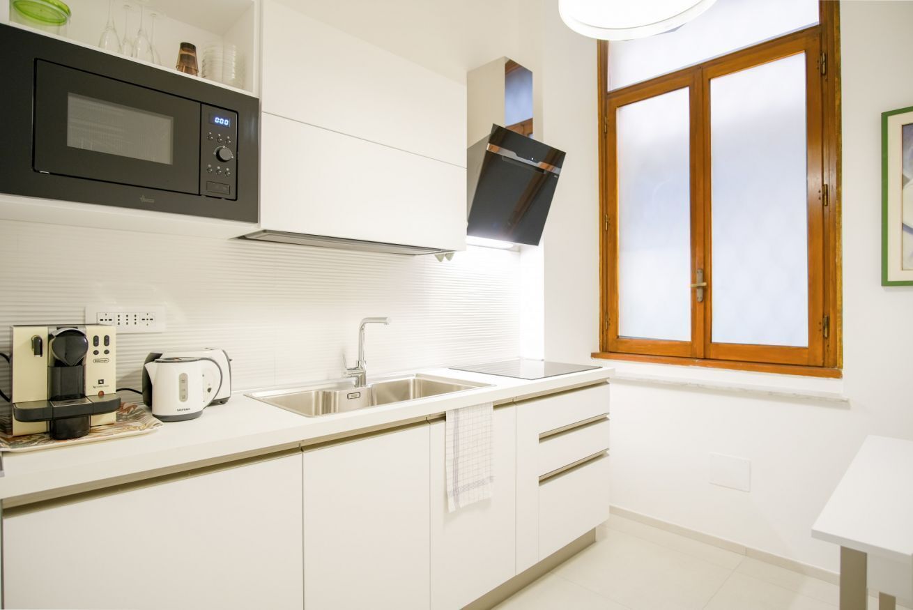 Frigorífico, microondas, horno y placa de cocina