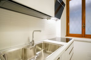 Fridge, microwave, oven, stovetop - Elegantis.it Barberini Modern Apartment (Roma)