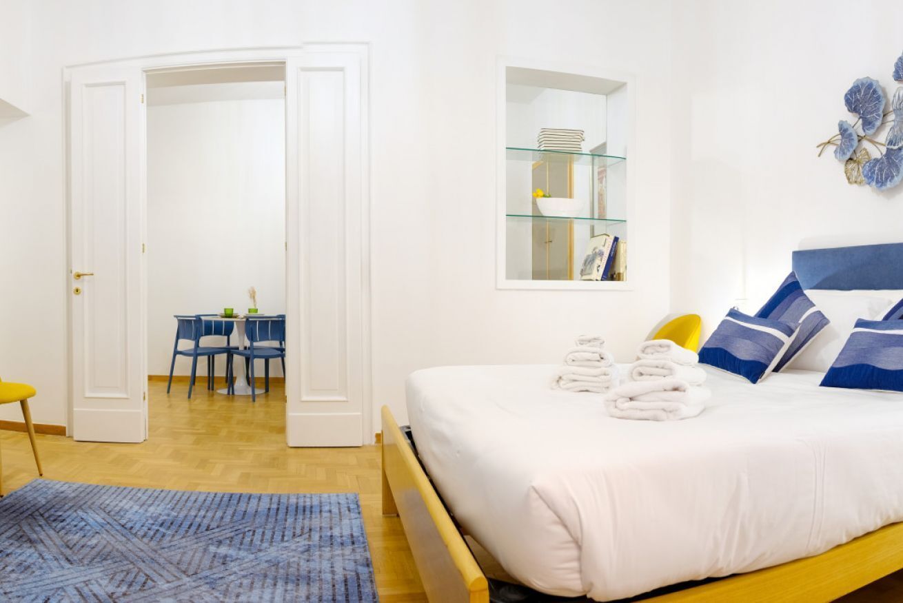 2 slaapkamers, een bureau, een strijkplank/strijkijzer, reisbedje