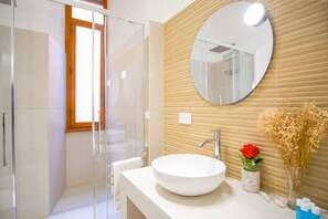 Shower, hair dryer, bidet, towels - Elegantis.it Barberini Modern Apartment (Roma)