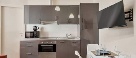 Køleskab, mikrobølgeovn, brødrister