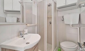 Shower, bidet, toilet paper - Welcome to La Goletta, your holiday home on the third and top floor of a quiet building in La Spezia. This cozy two-room apartment is perfect for families, couples or small groups of friends.🛏 Sleeps up to 4 people with a double sofa bed in the living (La Spezia)