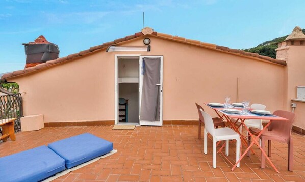 Outdoor dining - Welcome to La Goletta, your holiday home on the third and top floor of a quiet building in La Spezia. This cozy two-room apartment is perfect for families, couples or small groups of friends.🛏 Sleeps up to 4 people with a double sofa bed in the living (La Spezia)