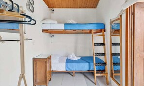 Iron/ironing board - Welcome to La Goletta, your holiday home on the third and top floor of a quiet building in La Spezia. This cozy two-room apartment is perfect for families, couples or small groups of friends.🛏 Sleeps up to 4 people with a double sofa bed in the living (La Spezia)
